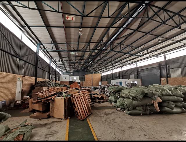 1,726M² WAREHOUSE TO LET IN JET PARK